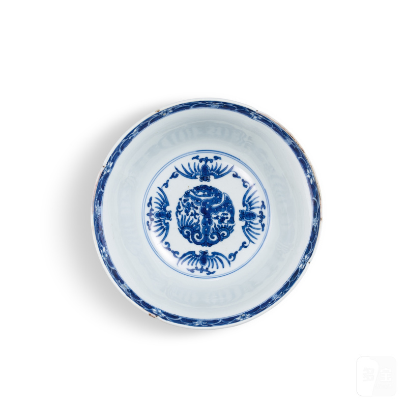 A blue and white 'dragon medallion' lobed bowl, Qing dynasty, Kangxi - Yongzheng period | 清康熙至雍正 青花團龍葵口盌 《大明成化年製》仿款 - 图3